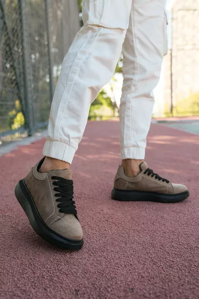 حذاء سنيكرز رجالي من جلد الغزال مينك الأسود 