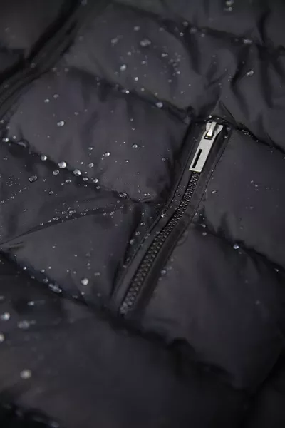 معطف رجالي أسود مقاوم للماء والرياح مع فرو بالداخل