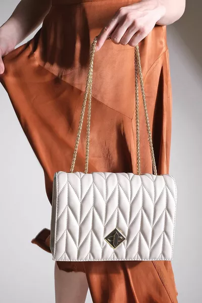 Женская золотая сумка на цепочку через плечо Delbin Beige