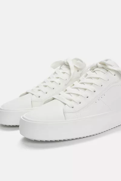 أحذية رياضية أساسية