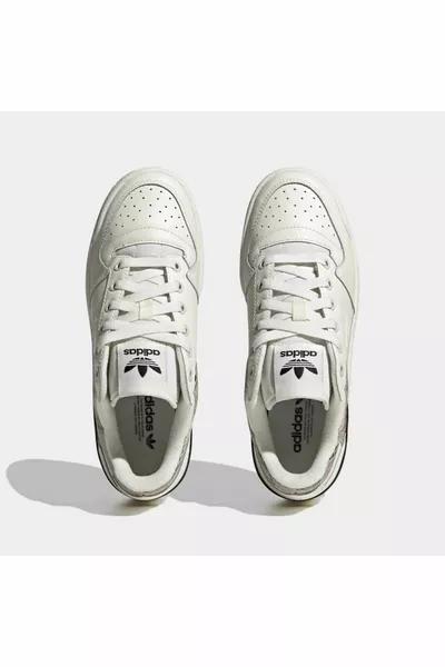 منتدى المرأة الجريئة عارضة أحذية رياضية