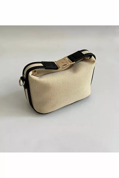 Deel Model Hand and Women's Shoulder Bag