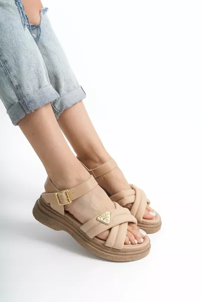 عارية المرأة الجلود العظام الصنادل الناعمة