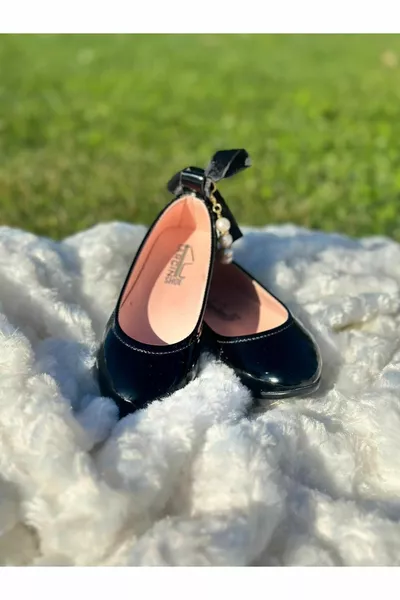 أحذية باليه للفتيات مع فيونكة من اللؤلؤ على المعصم