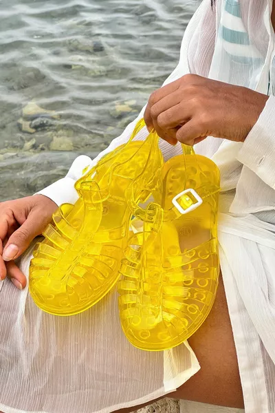 ميدوسا صنادل البحر الصفراء في الهواء الطلق المرأة الصنادل عدم الانزلاق لينة جل وحيد