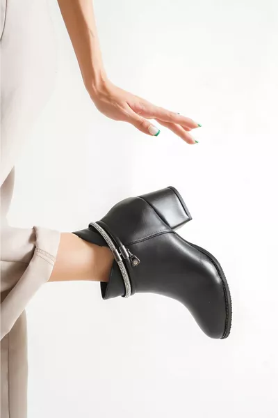 حذاء جلد اسود نسائي بكعب 5 سم نصف بوت 