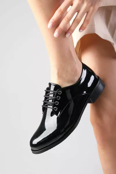 بيرتا أسود اللون براءات الاختراع الجلود النسائية أكسفورد أحذية مسطحة