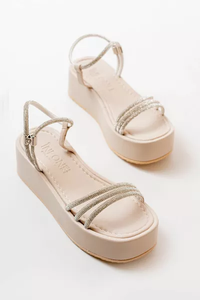 صنادل نسائية بأحجار كعب مبطنة