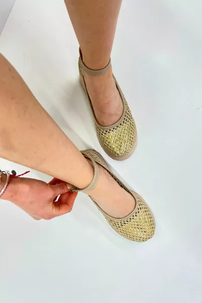 حذاء رياضي قش ذهبي 