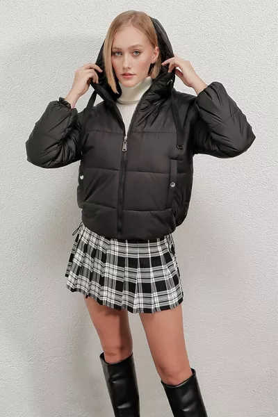 Doudoune noire à capuche à cordon de serrage pour femmes 