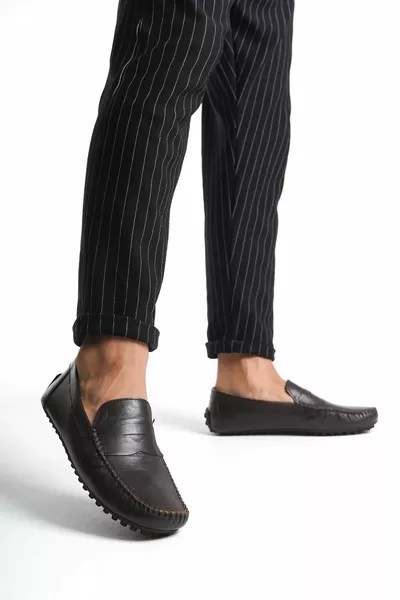 Scarpe mocassino seghettate da uomo in vera pelle e strisce dettagliate