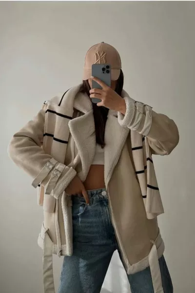 Женское бежевое меховое пальто из зимней замши на внутренней стороне меха на щиколотке и юбке