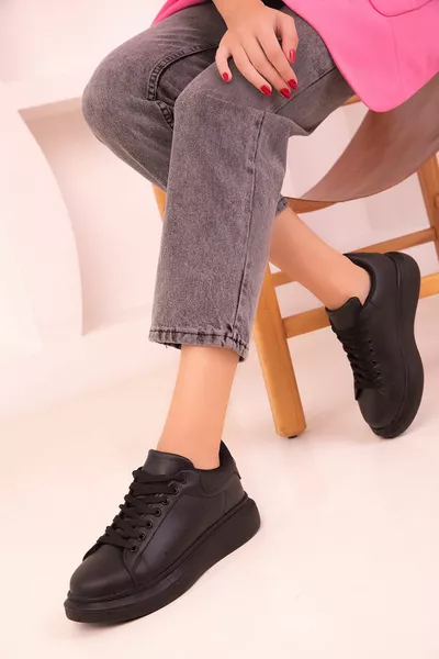 Zwart-zwarte damessneakers 