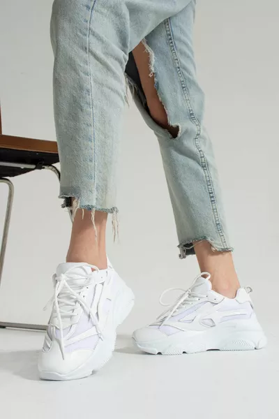 أحذية رياضية نسائية