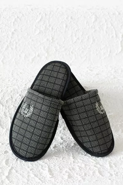 شباشب منزلية رجالية غير رسمية مطرزة