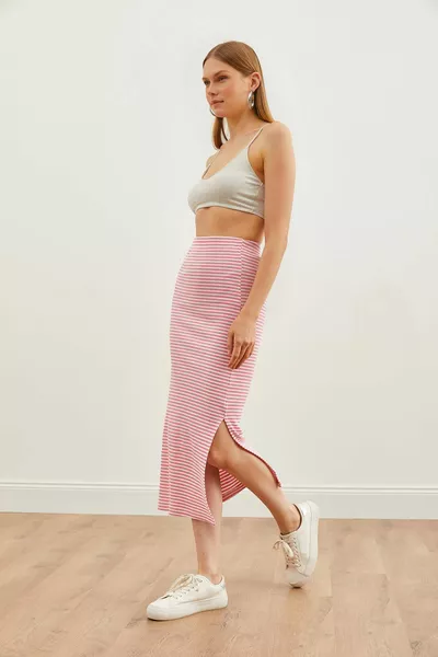 Дамска бонбонена розова раирана миди пола от ликра 