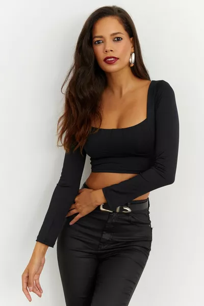 بلوزة قصيرة سوداء سوداء بياقة مربعة 