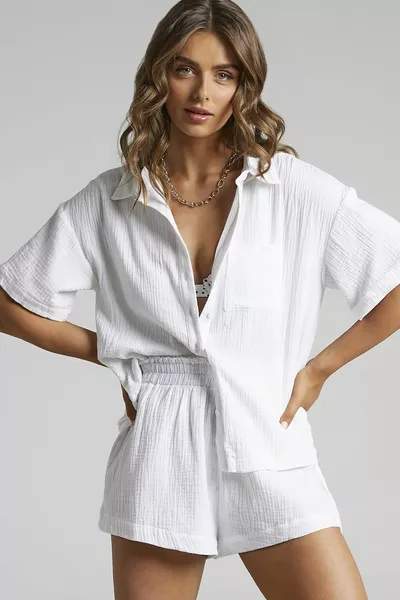 قميص نسائي أساسي من قماش الشاش الأبيض 