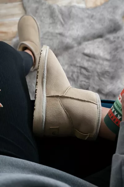 Bottes Mini Daim Beige Pour Femmes À L’intérieur De La Fourrure Semelle Épaisse Modèle Ug D’hiver