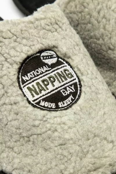 شباشب قيلولة وطنية رمادية فاتحة للرجال