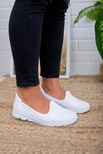 أحذية المشي البيضاء