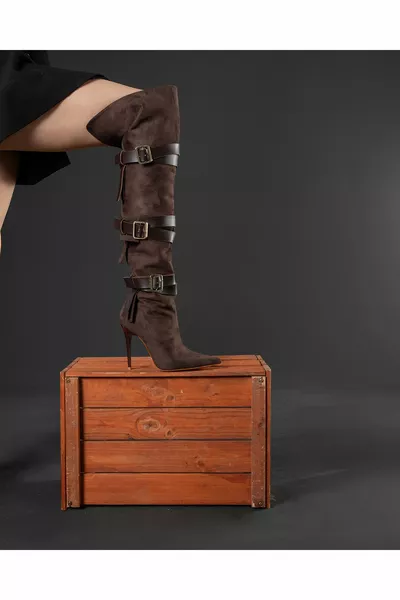 Римская пряжка Детализированная коленная чашечка ГОРЬКО-КОРИЧНЕВАЯ ЗАМША