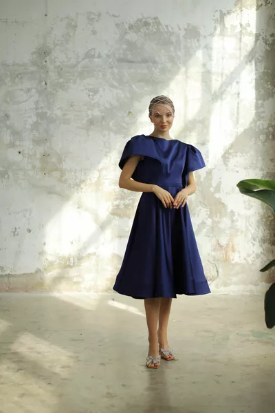 Сатенена рокля с миди дължина