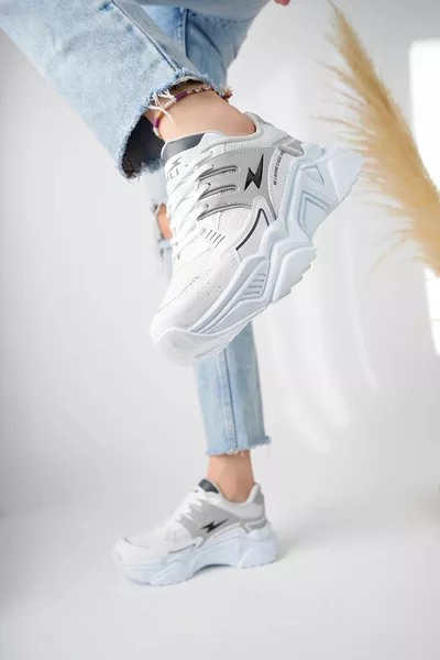 المرأة المدخنة عالية النعل أحذية رياضية أنيقة