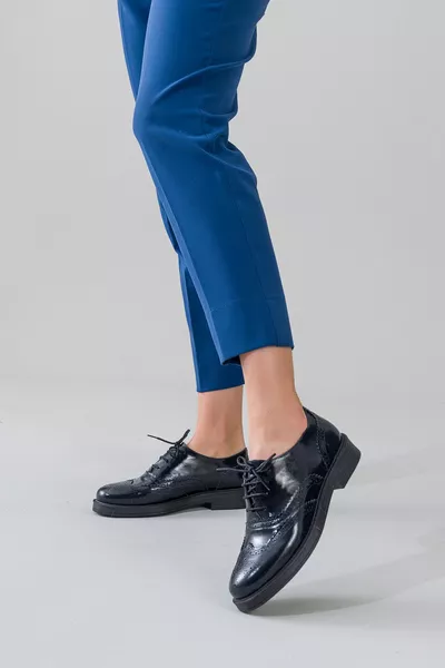 جلد طبيعي براءات الاختراع الأزرق الداكن أحذية نسائية أكسفورد