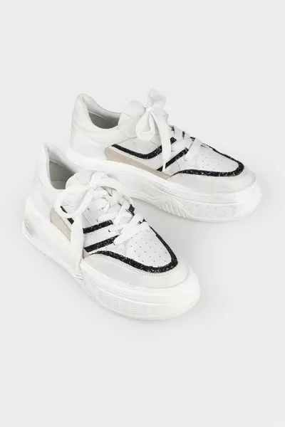 حذاء رياضي نسائي من الجلد الأبيض