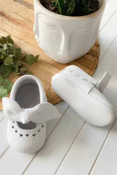 - قلب مفصل أبيض لوز جلد طبيعي أحذية الأطفال