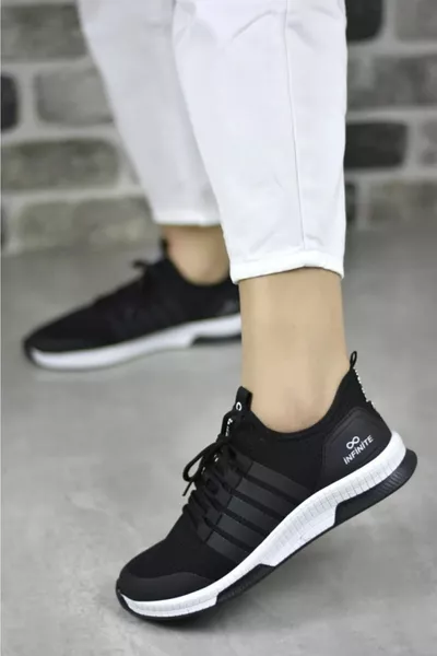 أحذية رياضية سوداء