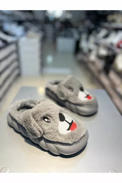 نعال عالية النعل منزل المرأة