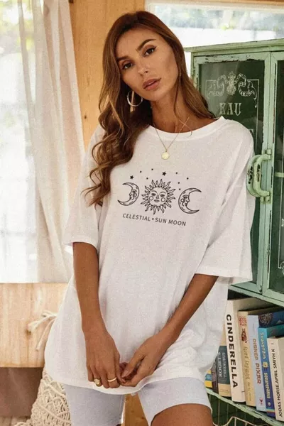 Дамска бяла свободна тениска с принт Слънце и Луна - 