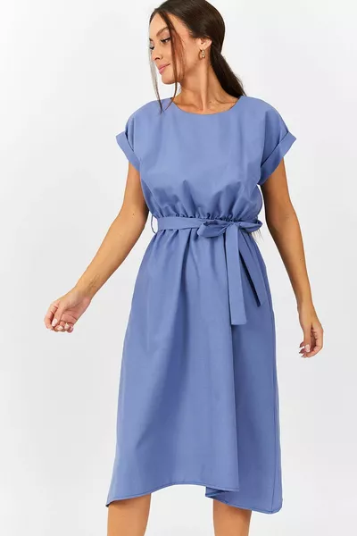 Abito da donna azzurro con cintura elasticizzata e fiocco 