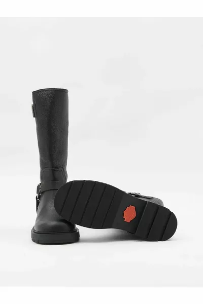 أحذية جلدية نسائية وجوارب