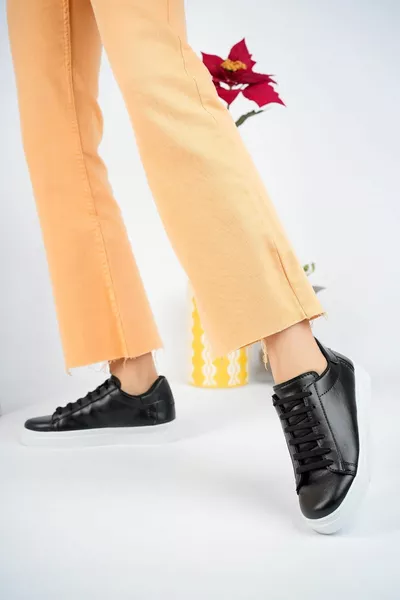 Черно-бели маратонки с подметка