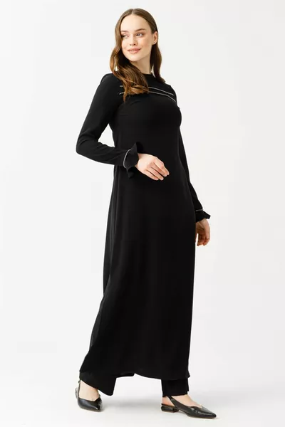 بنطلون بفتحات وتفاصيل أنيقة وبدلة تونيك طويلة باللون الأسود