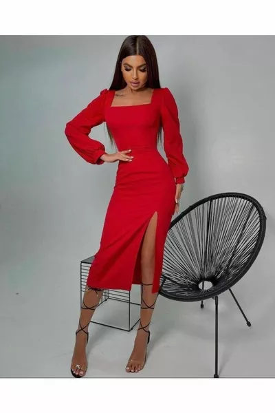 Robe mi-longue fendue et décolletée rouge