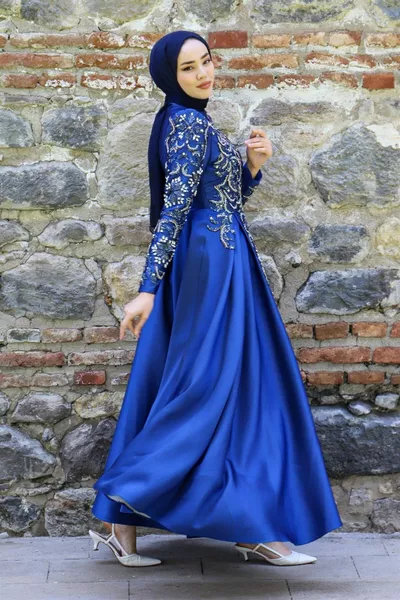 Sarıoğlu Hümanur Abendkleider aus Satin in Midi-Länge mit Drapierungen und Steindetails