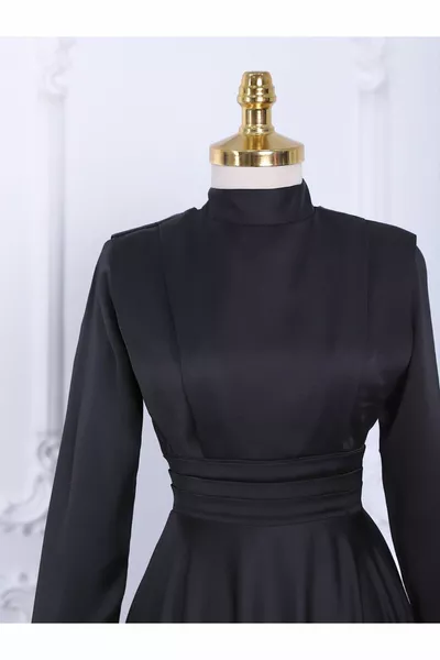 Taillenfalten und doppellagiges Satin-Abendkleid vorne