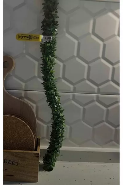 Декоративна изкуствена 7м лента с мини листа с усукани лозички