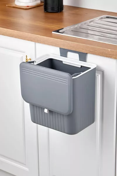 Кош за боклук с бюро и закачалка за шкаф на кухнята