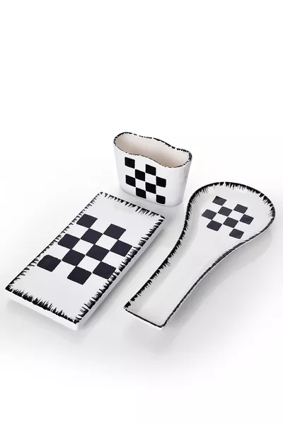 3-членен кухненски комплект с шахматен десен, поставка за лъжици, стойка за гъби, подложка за олио