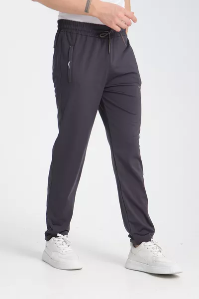 بنطال رياضي رجالي بحجم مريح وتفاصيل جيب باللون الدخان من قماش الغواص