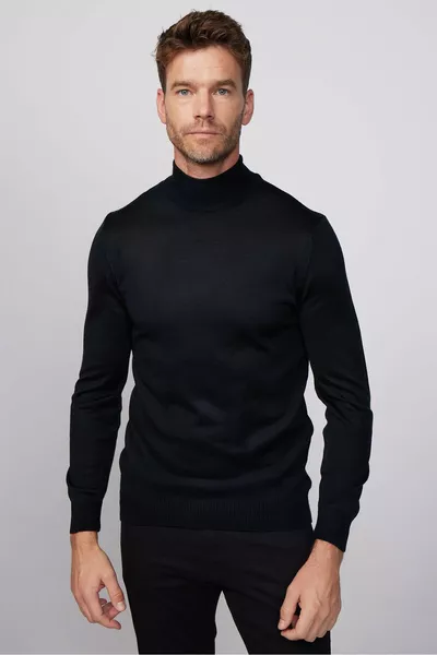 كنزة رجالية سوداء محبوكة برقبة نصف سلندر وتناسب قياس عادي