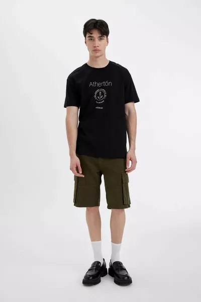 Тениска с къси ръкави с редовно прилягане и обикновено деколте с щампа HS