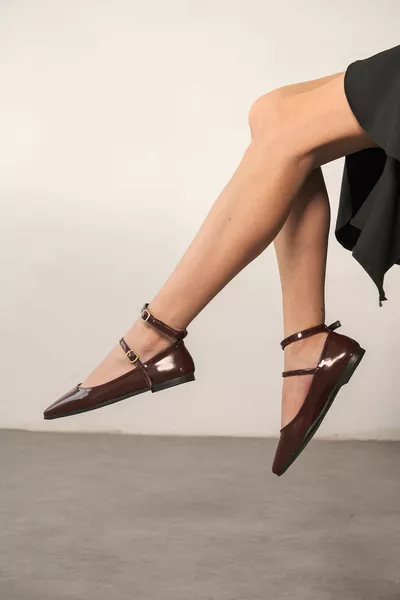 حذاء باليه Figo Corner Toe للسيدات - جلد بورجوندي لامع