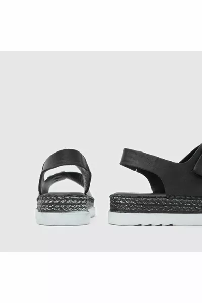 Женские босоножки с пряжками []