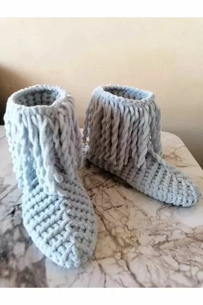 Bottes d’intérieur à pompons en corde de velours gris clair tricoté à la main